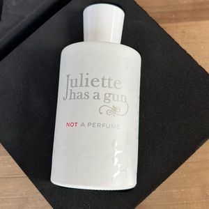 Juliette has a gun perfume.